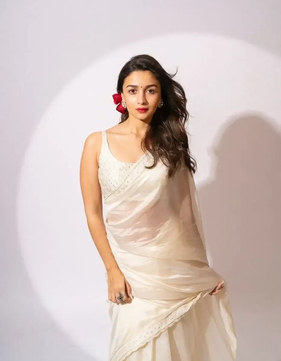 NORTH INDIAN ACTRESS ALIA BHATT IN TRADITIONAL WHITE SAREE 3